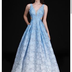 BRAND NEW UNWORN PROM/SWEET 16/FORMAL GOWN
